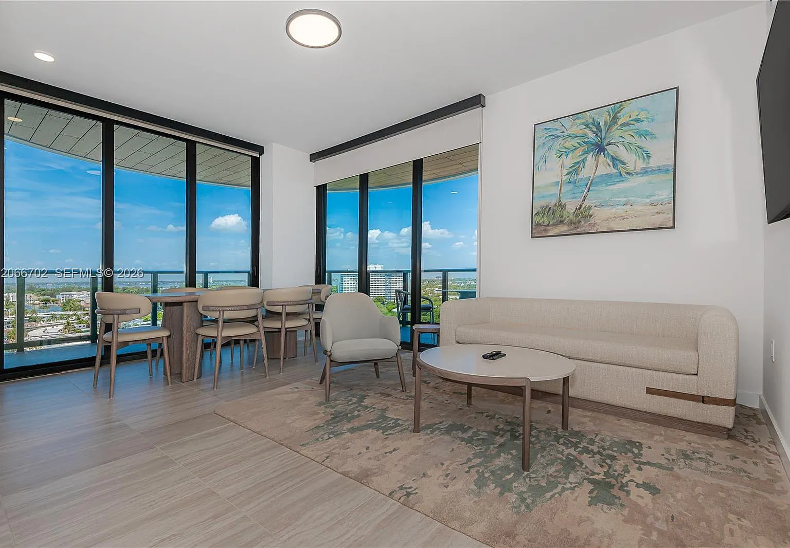 72 Parc Condo — Photo 1