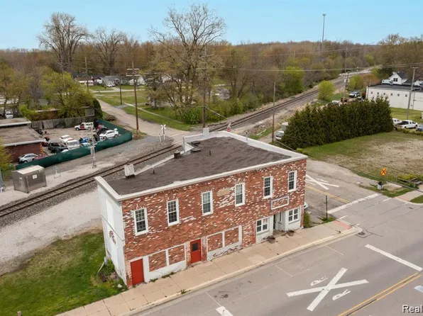 910 Monroe St, Carleton, MI 48117