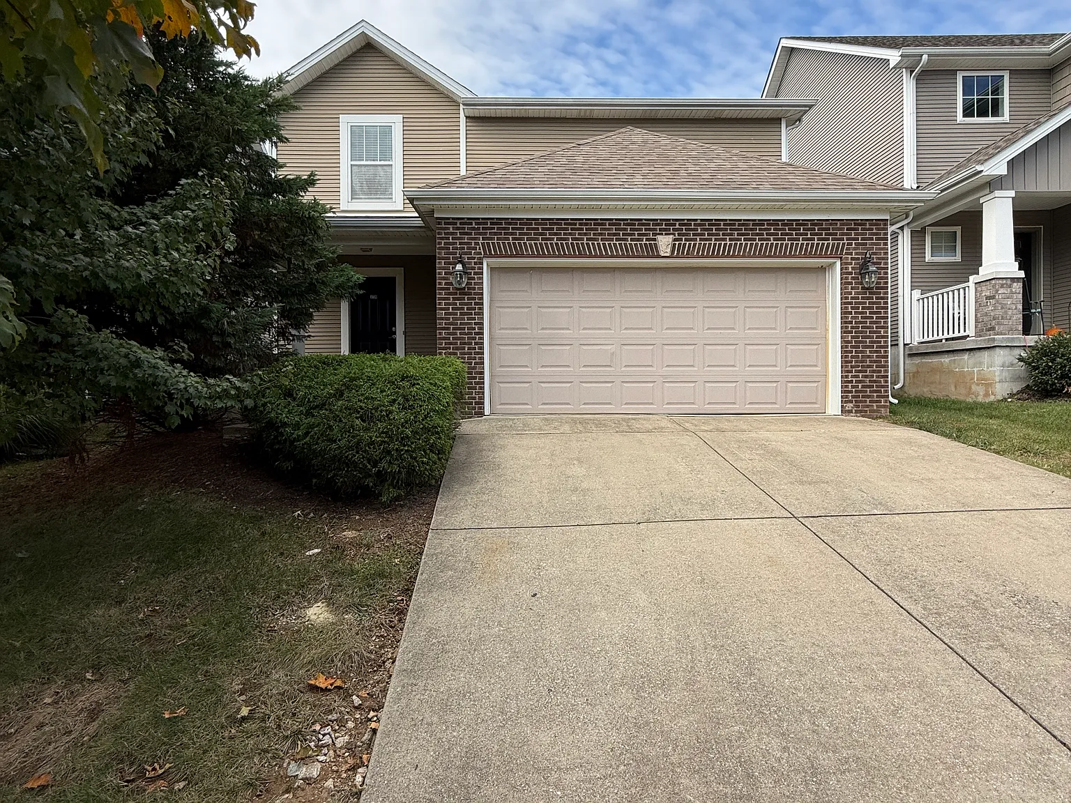 3 bed, 2.5 bath, 1636 sqft, $2,135 — Photo 1