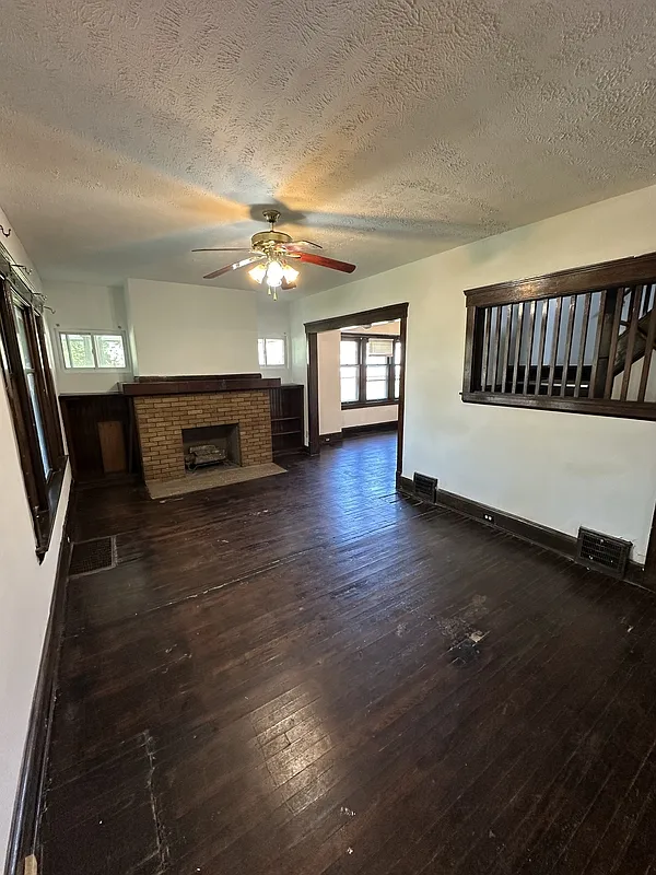 5 bed, 2.0 bath, 1704 sqft, $1,600 — Photo 2