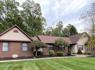 2895 Lamplight Ln, Willoughby Hills, OH