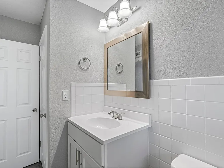 Uptown Apartments — Photo 42