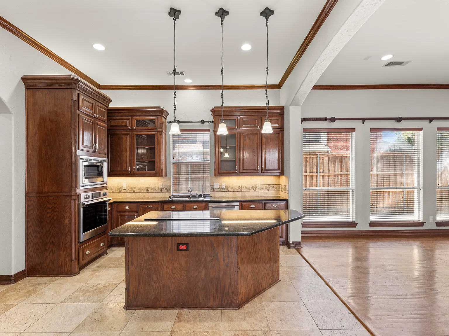5 bed, 3839 sqft, $5,400 — Photo 4