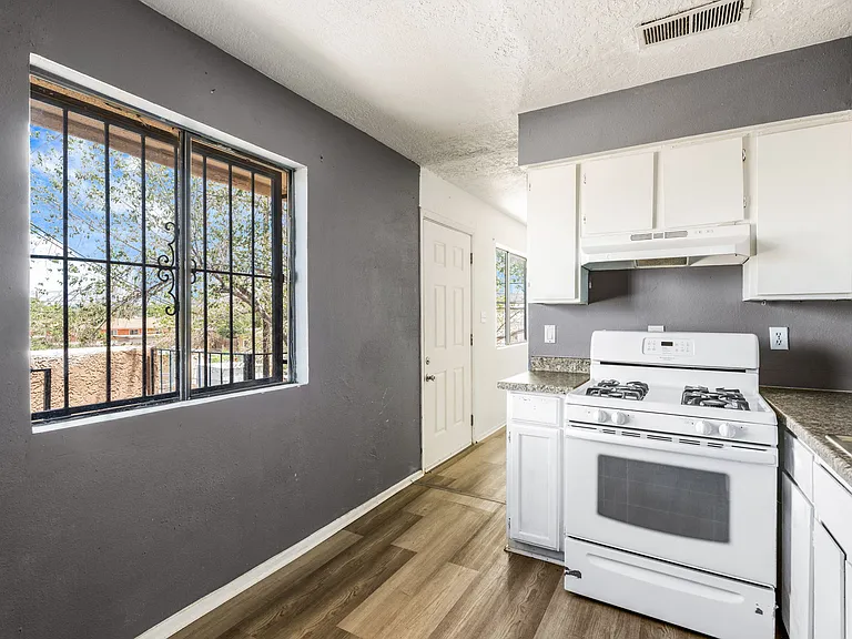 524 Vermont St NE #D — Photo 2