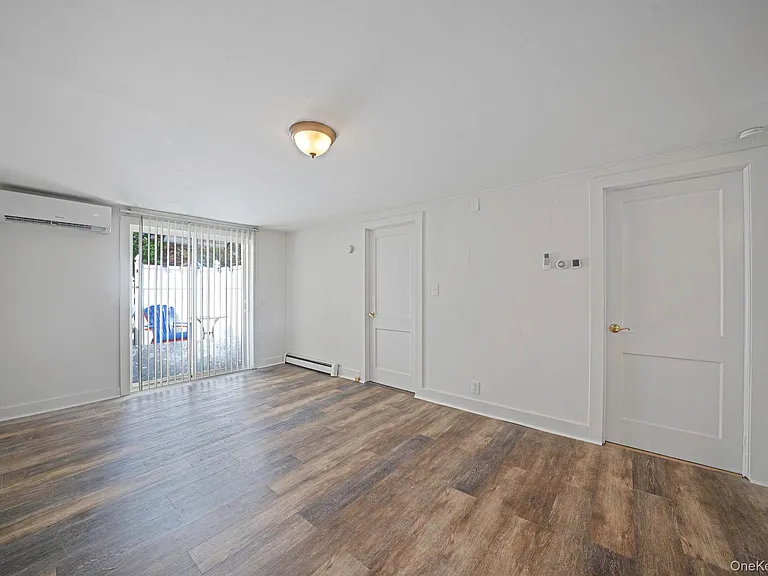 32 Dewey St — Photo 3