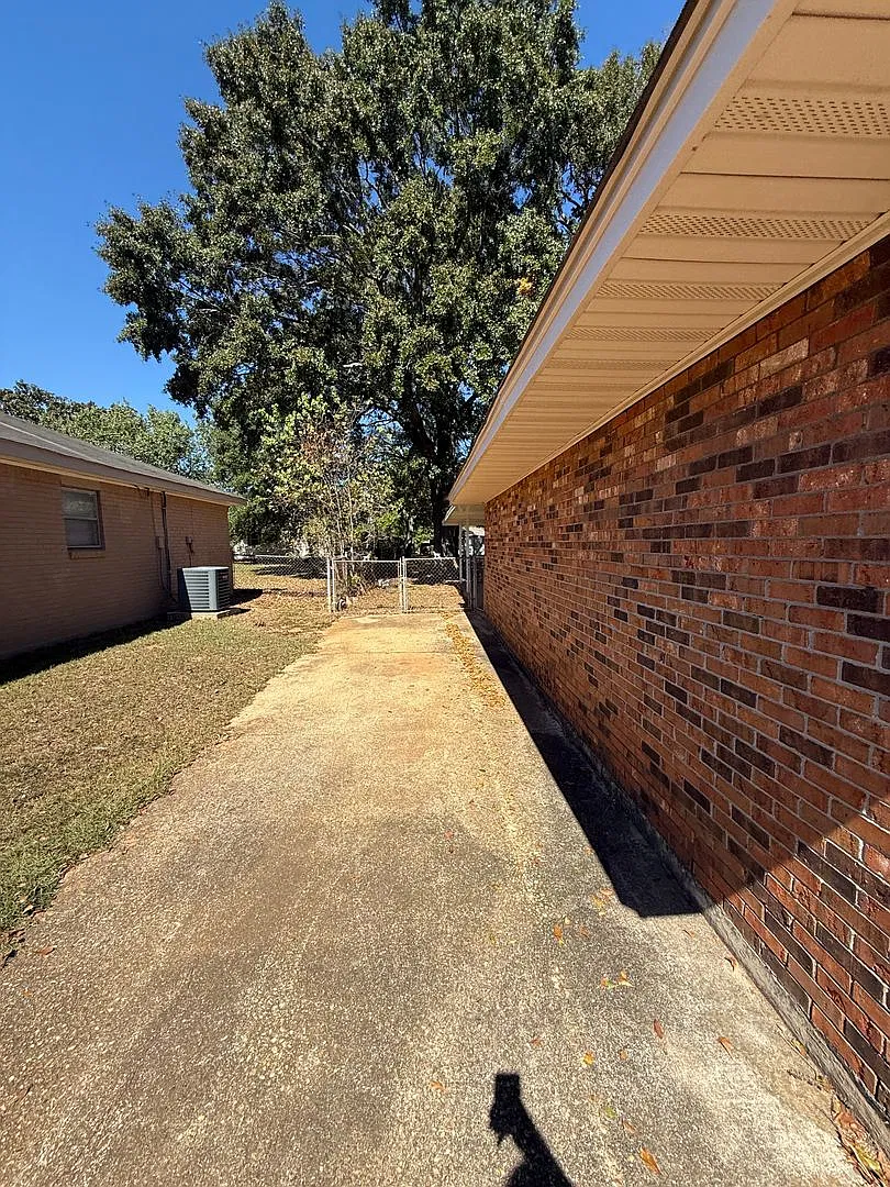 3 bed, 2.0 bath, 1348 sqft, $1,200 — Photo 2