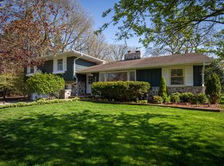621 E Glencoe Pl, Bayside, WI 53217