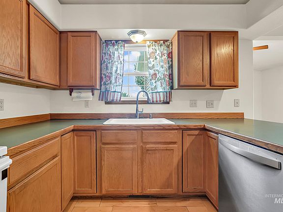 3rd image of 183 Rainbow Dr
