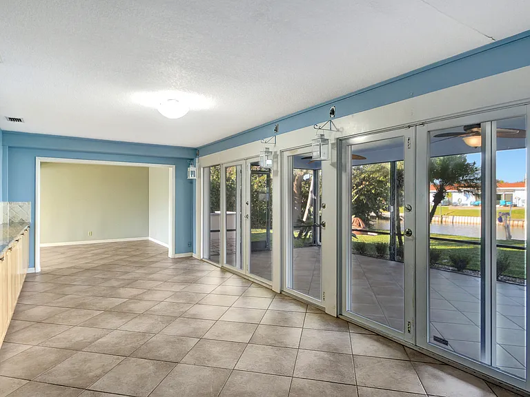 W Terrace Dr — Photo 4