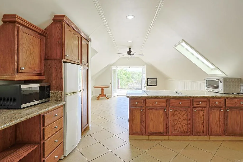2 bed, 800 sqft, $2,200 — Photo 2