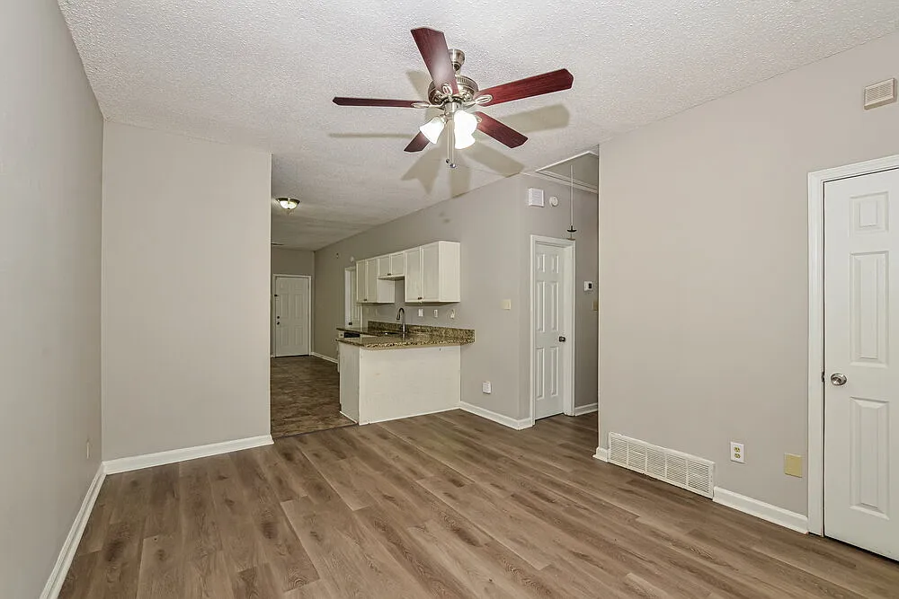 3 bed, 2.0 bath, 1306 sqft, $1,525 — Photo 4