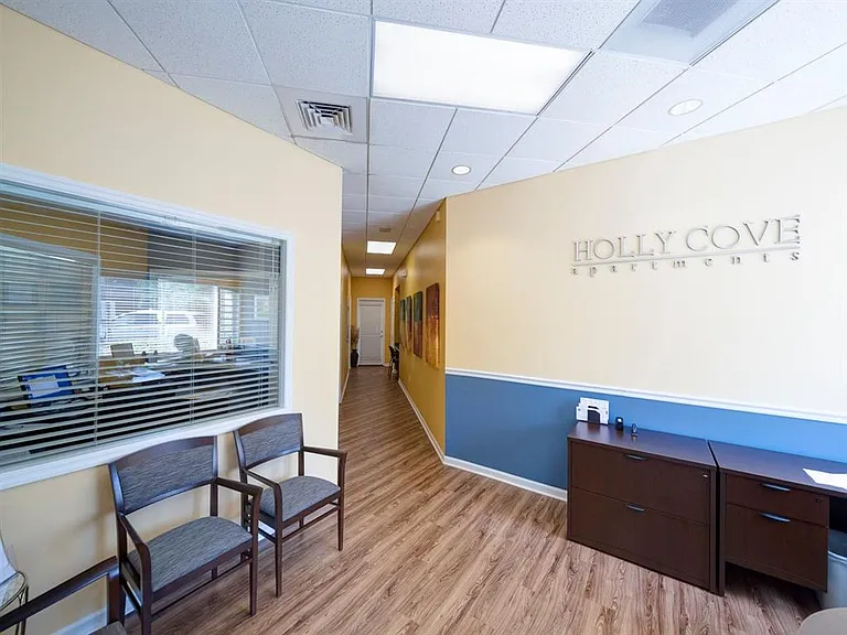 Holly Cove Apartments — Photo 9
