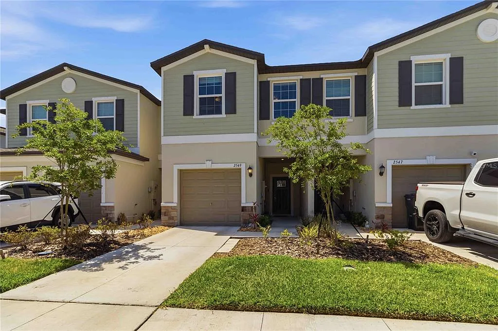 3 bed, 2.5 bath, 1690 sqft, $2,095 — Photo 1