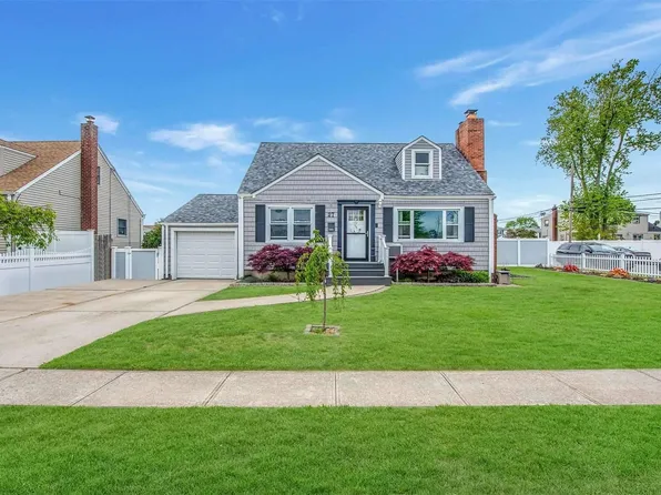 27 Maple Drive, Lindenhurst, NY 11757