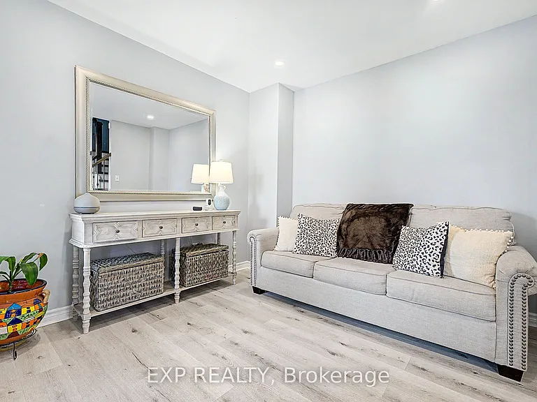 457 Heddle Cres — Photo 8