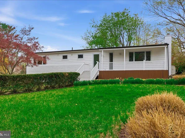 822 Walker Rd, Great Falls, VA 22066