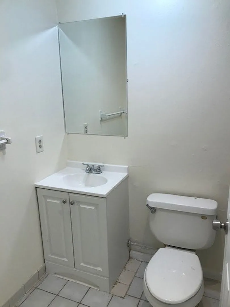 1/1 Efficiency Apartment W/ Lake View And Water/Electric Included! Furnishings Available! — Photo 2