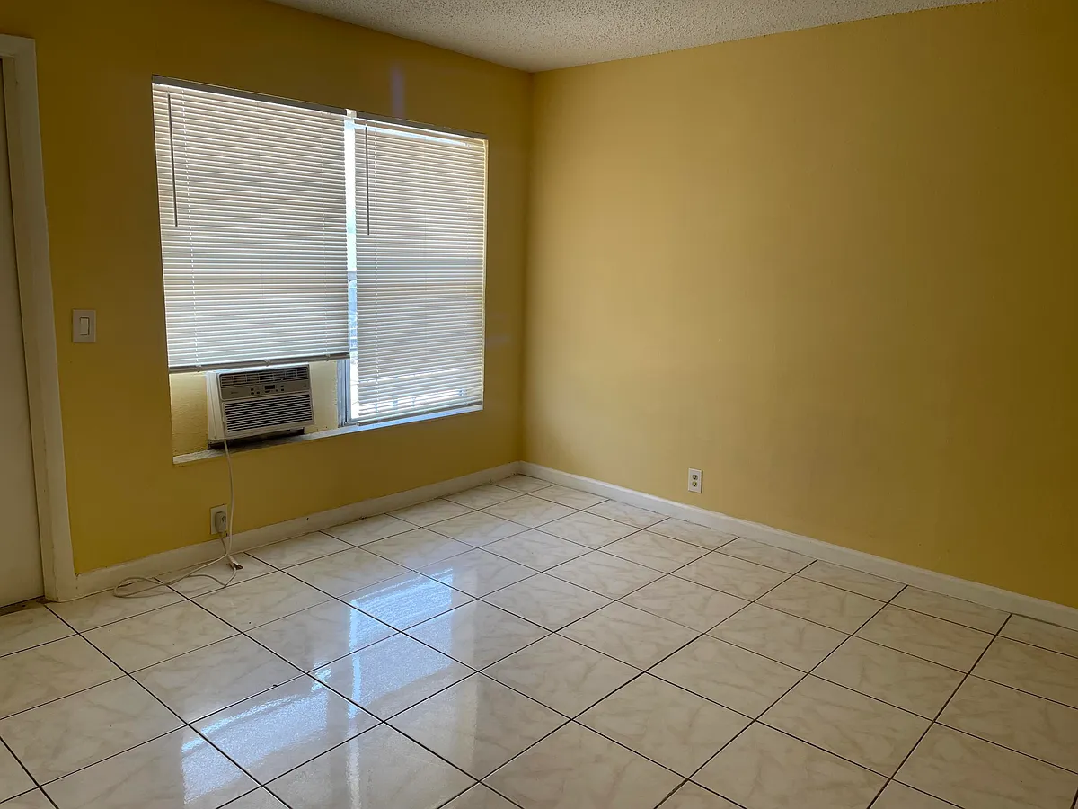 Building Photo - 914 4th St #3