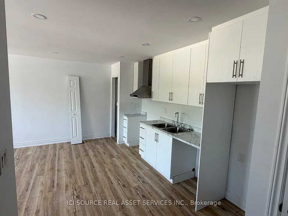 2 Queen St S #6