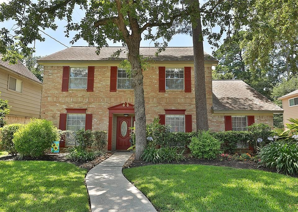 18115 Oakway Dr. - Beautiful curb appeal with mature landscaping in place.