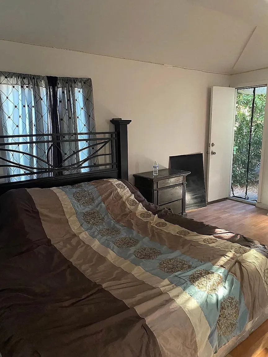 Duplex home. front house! Manicured p landscaping . Hardwood floors , washer and dryer hook up — Photo 3