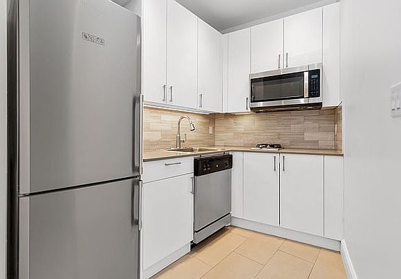 3rd image of 110 Greenwich St #4GS