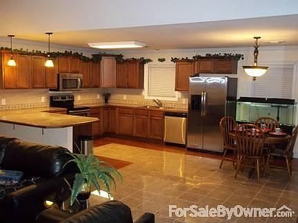 Spacious kitchen and lining area