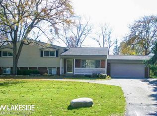 382 Ottawa Dr, Troy, MI 48085