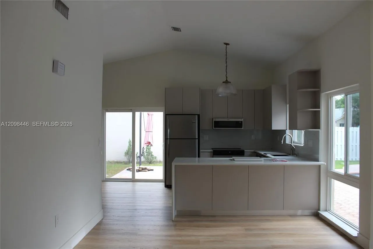 3 bed, 2.0 bath, 1413 sqft, $4,200 — Photo 3