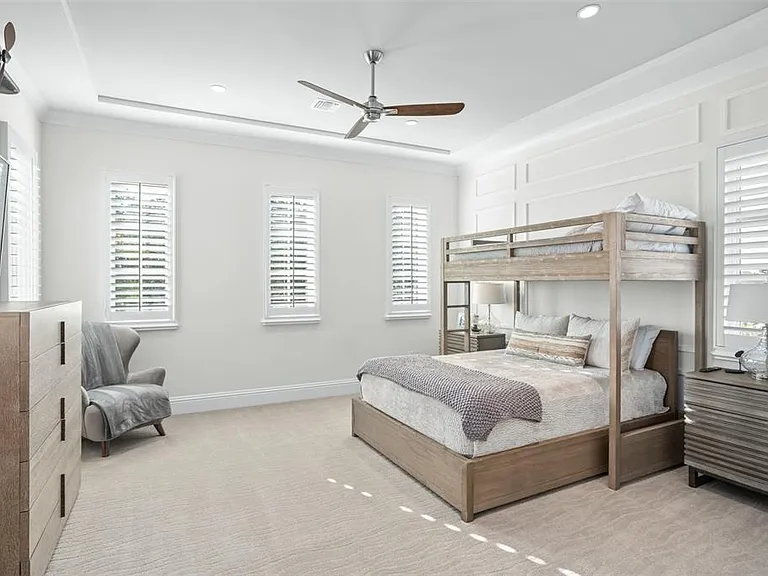 10331 Los Feliz Dr — Photo 59