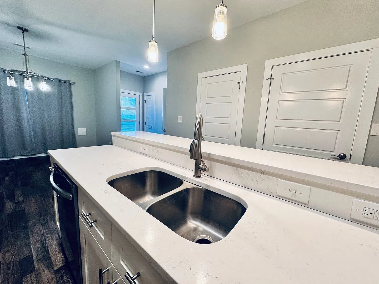 Modern 3BR Townhome with Island Kitchen, Off Timberlake — Photo 3