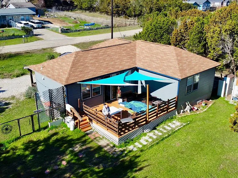 1104 Blueridge Dr — Photo 3