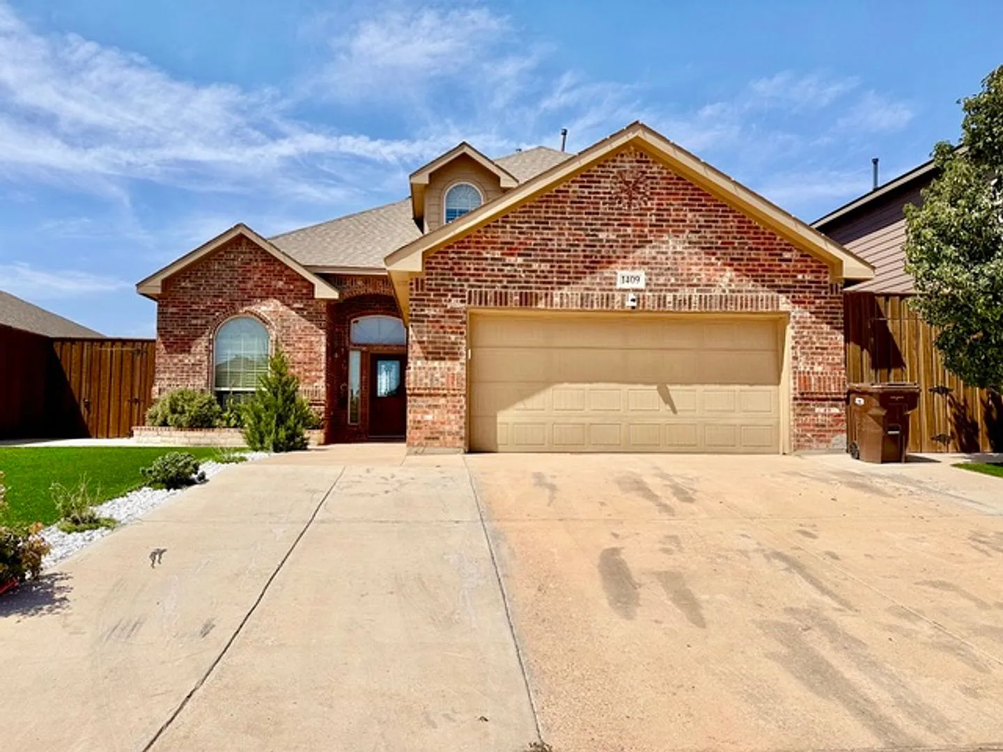 House For Rent — Photo 1