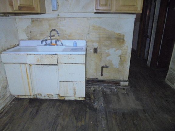 5th image of 7937 S Saginaw Ave