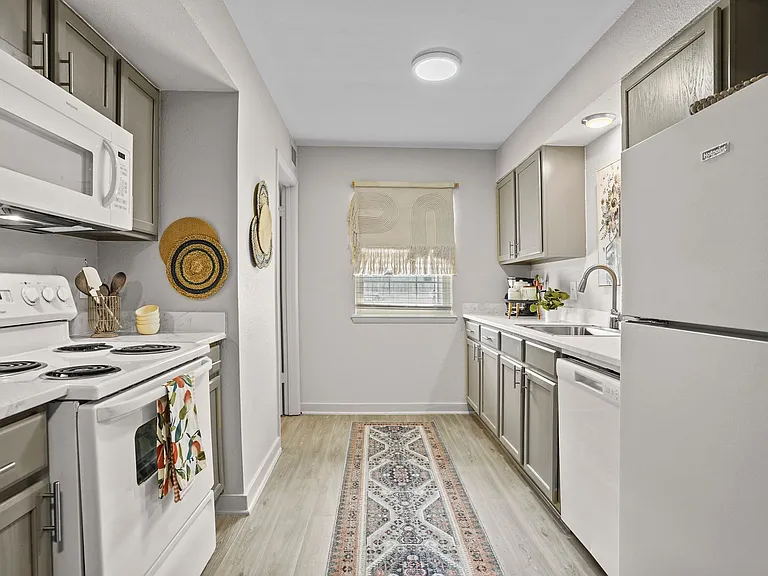 Regency Point Luxury Apartments — Photo 74