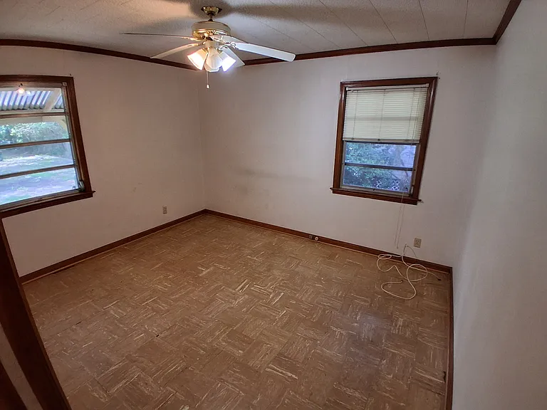 957 Cloverdale Dr — Photo 11