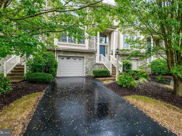 647 Royal View Dr, Lancaster, PA 17601