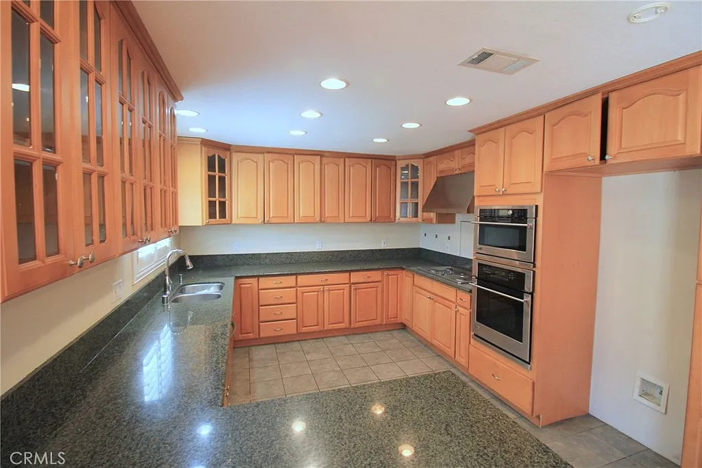 3 bed, 1412 sqft, $3,995 — Photo 3