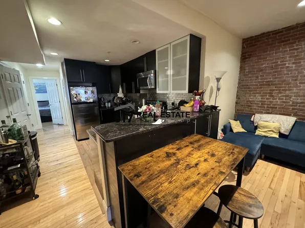 1203-2 Beacon St, Brookline, MA