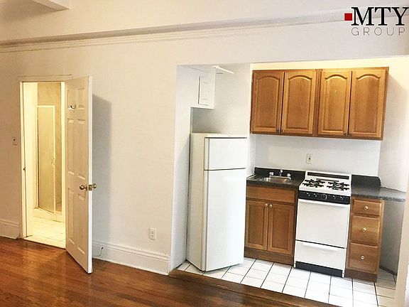 3rd image of 155 E 52nd St APT 7B