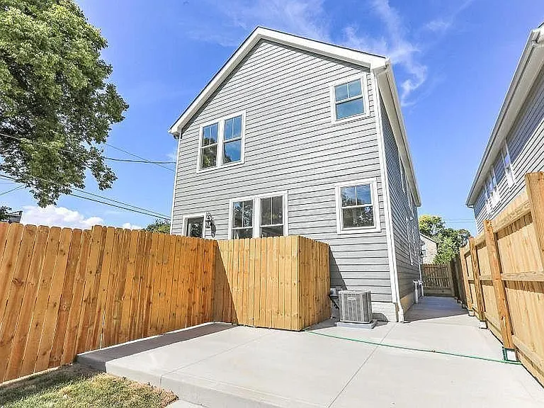 1513 Oak St — Photo 23