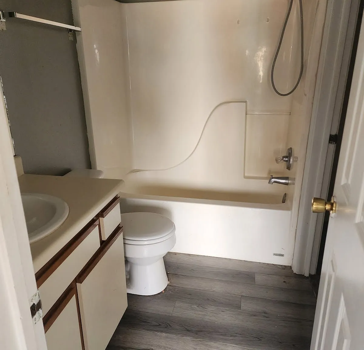 406 SE Railroad — Photo 2