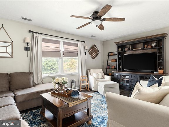 5th image of 213 Pembridge Dr