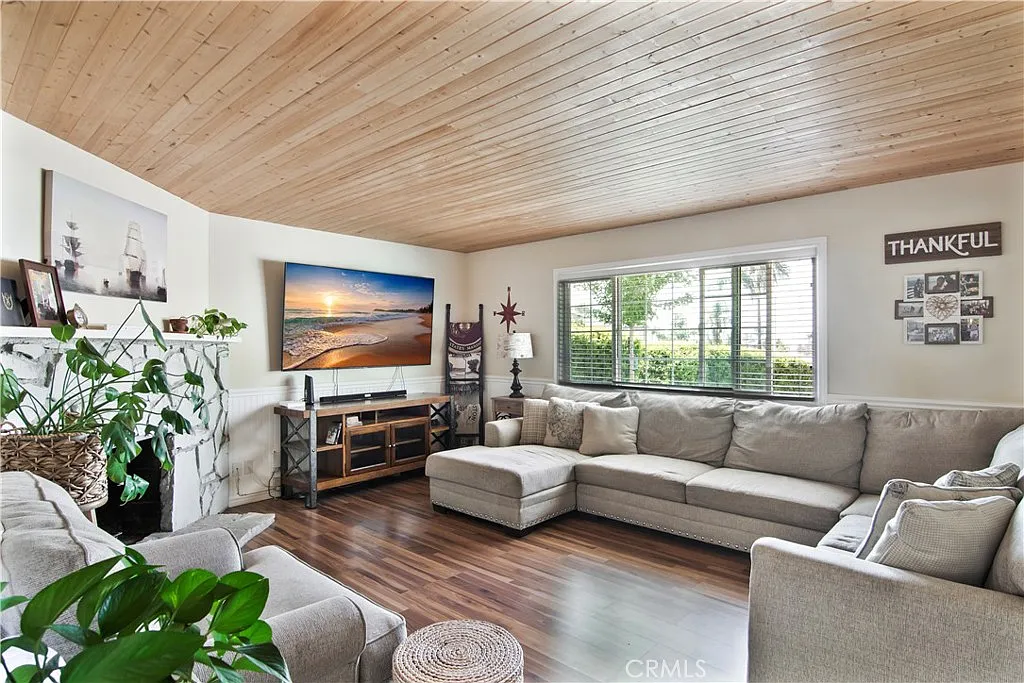 4 bed, 2.5 bath, 2115 sqft, $3,345 — Photo 4