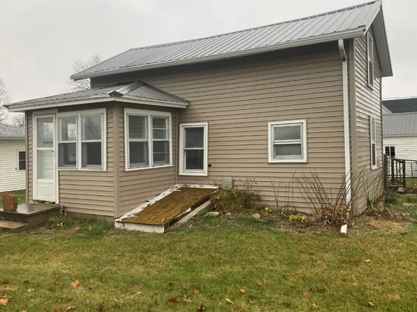703 W 13th St, Vinton, IA 52349