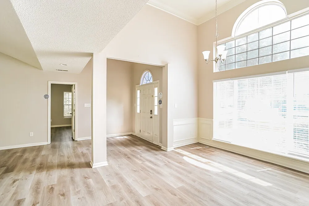 3 bed, 2.0 bath, 1879 sqft, $2,180 — Photo 3