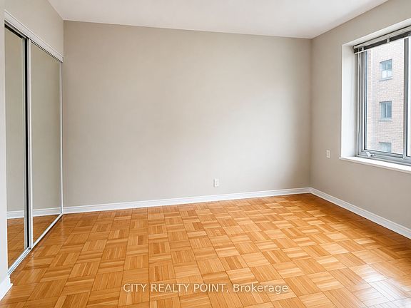 5th image of 990 Avenue Rd #209