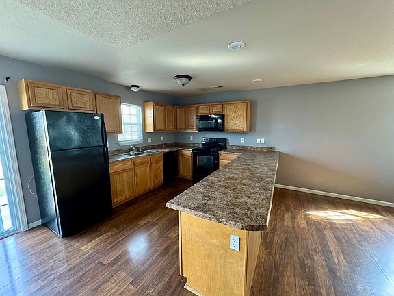 4th image of 104 Daniels Ct #D