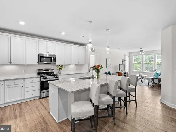 3927 Fair Ridge Dr APT 305, Fairfax, VA 22033