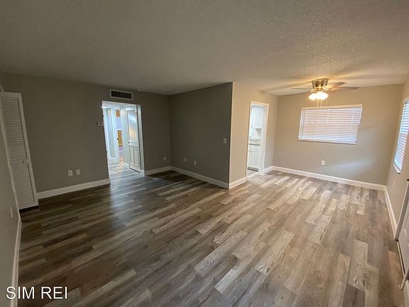 4th image of 600 N Grove St #11393731